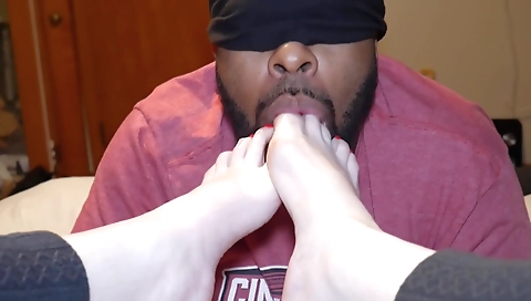 Amateur couple with red painted toes suck each other's mouths
