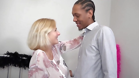 Busty mature bitch is having a fun with her boyfriend