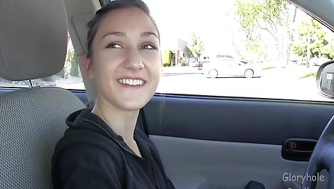 Amateur brunette gets her pussy licked before swallowing