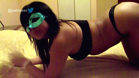 Latina chica de internet se usa el dinero para besar un chico