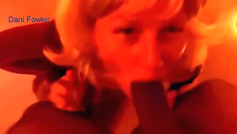 Mature blonde milf with hot hair tries her hole in a cock