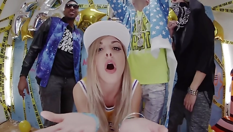 Teen is getting fucked by a stranger in the public