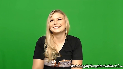 Amateur casting of a blonde babe with a black shirt